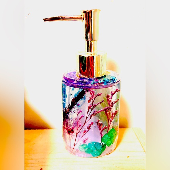 Handmade resin soap dispenser - Picture 2 of 4